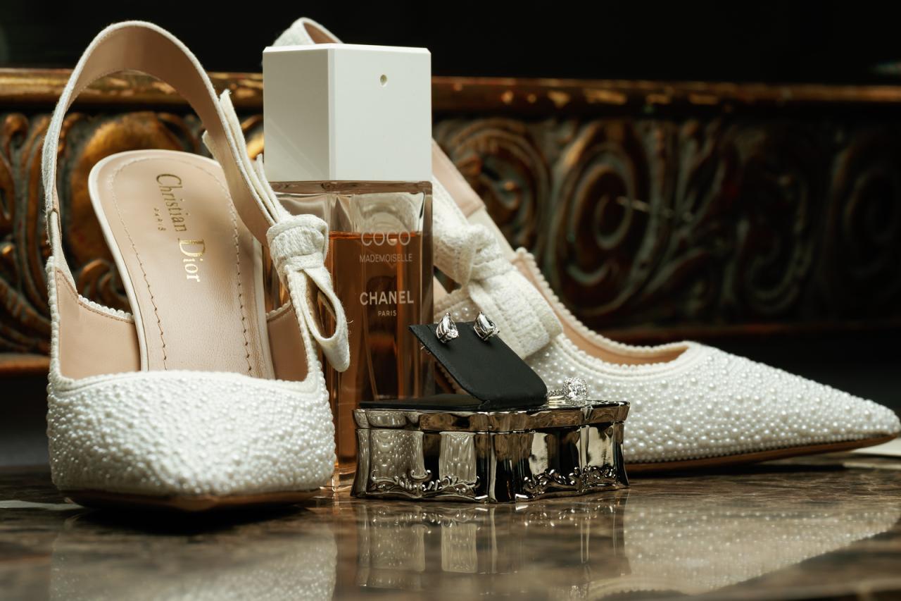Close-up flat-lay of bridal heels and accessories, including pearl at The Mansion At Glen Cove, photographed by CJ Studios. Wedding photography.