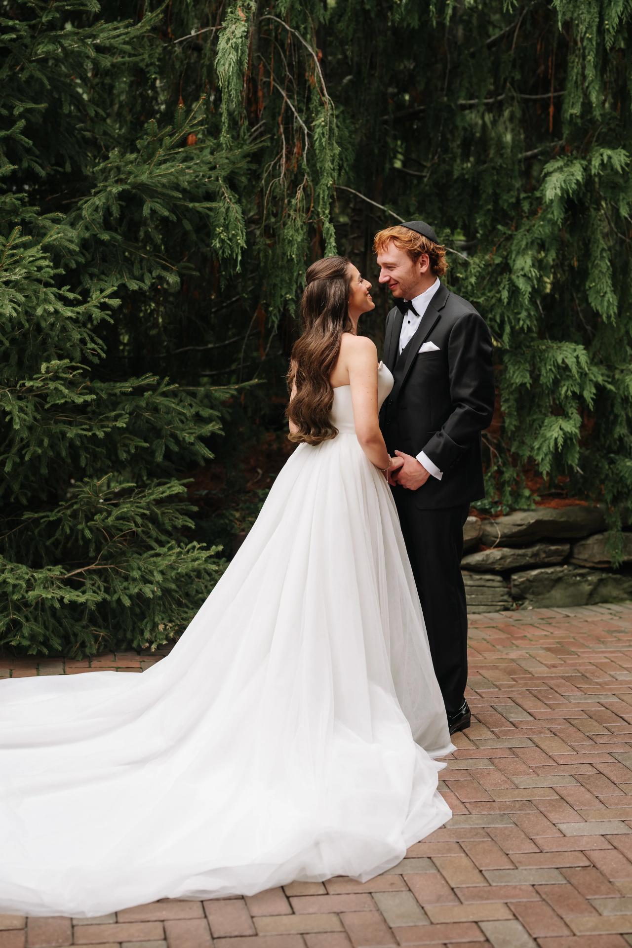 Wedding couple beneath a willow tree. Crest Hollow wedding in Woodbury, Long Island.