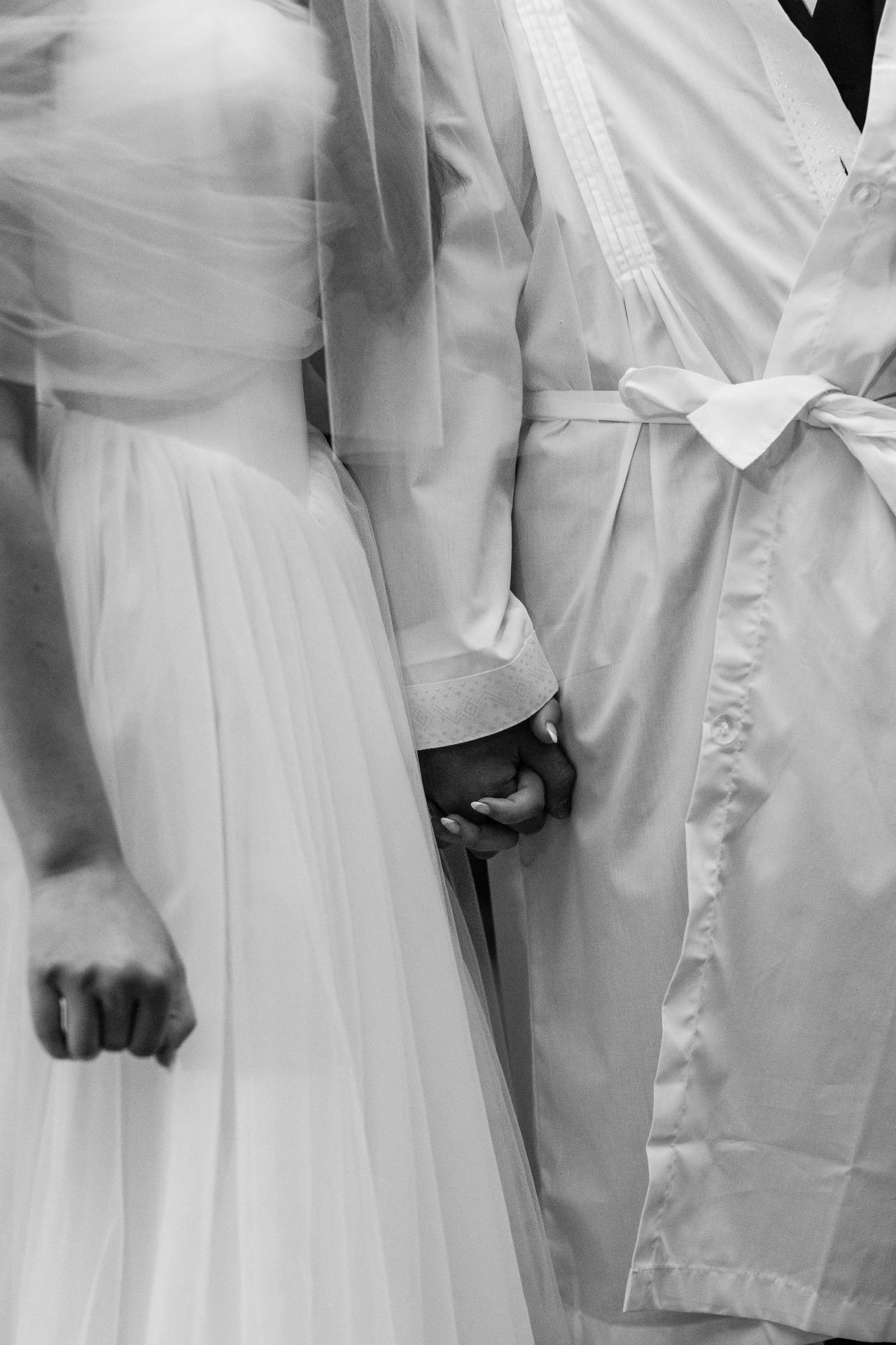 Black-and-white detail of the couple during the wedding ceremony. Crest Hollow wedding in Woodbury, Long Island.