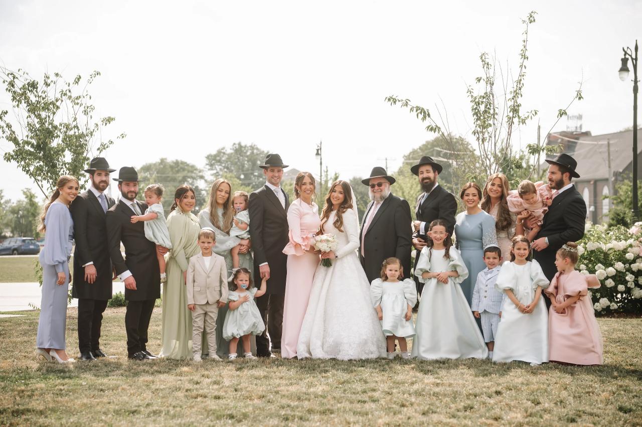 Extended family portrait in the wedding garden. Jewish wedding in Detroit.