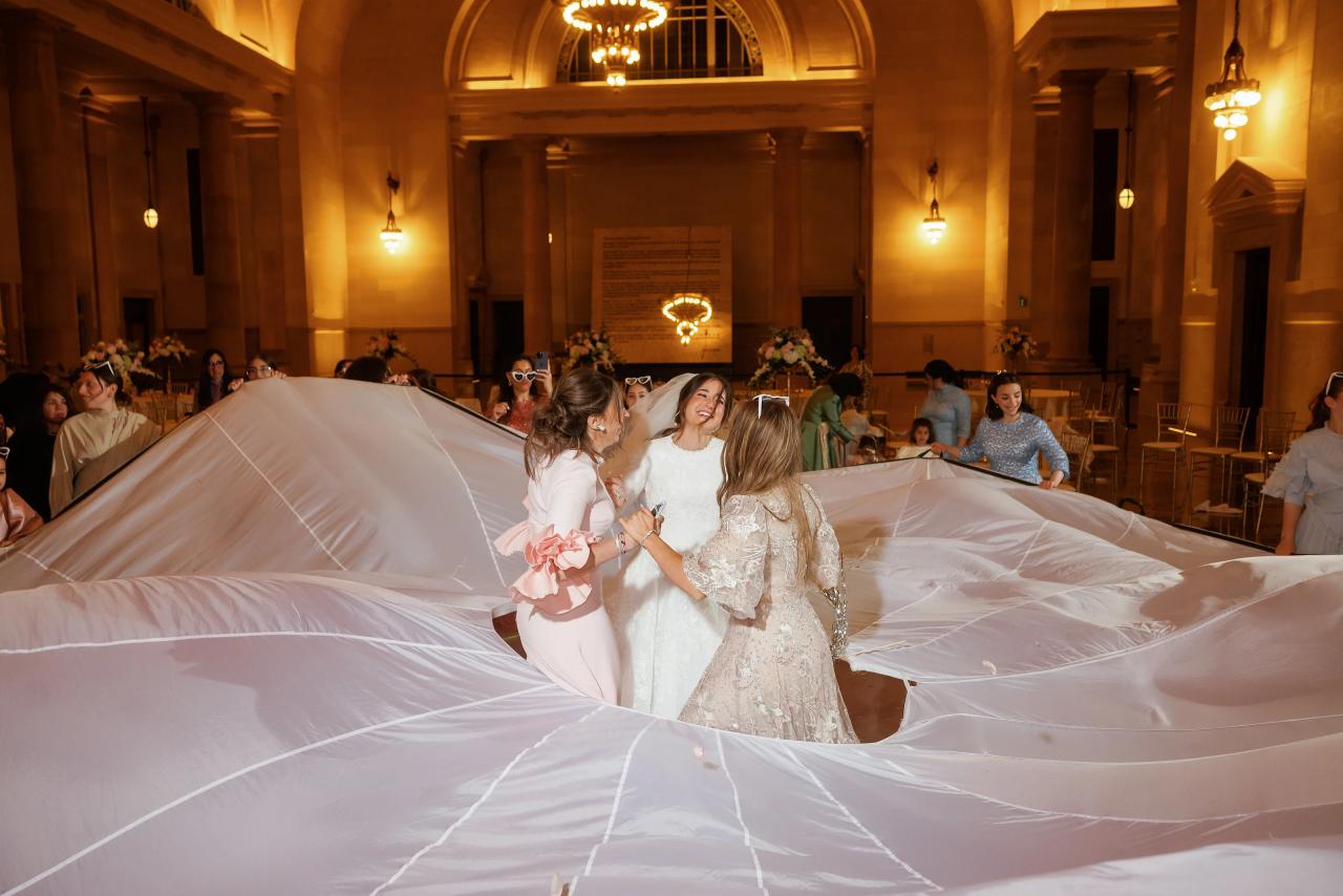 Wedding guests holding up the bridal veil during a dance. Jewish wedding in Detroit.