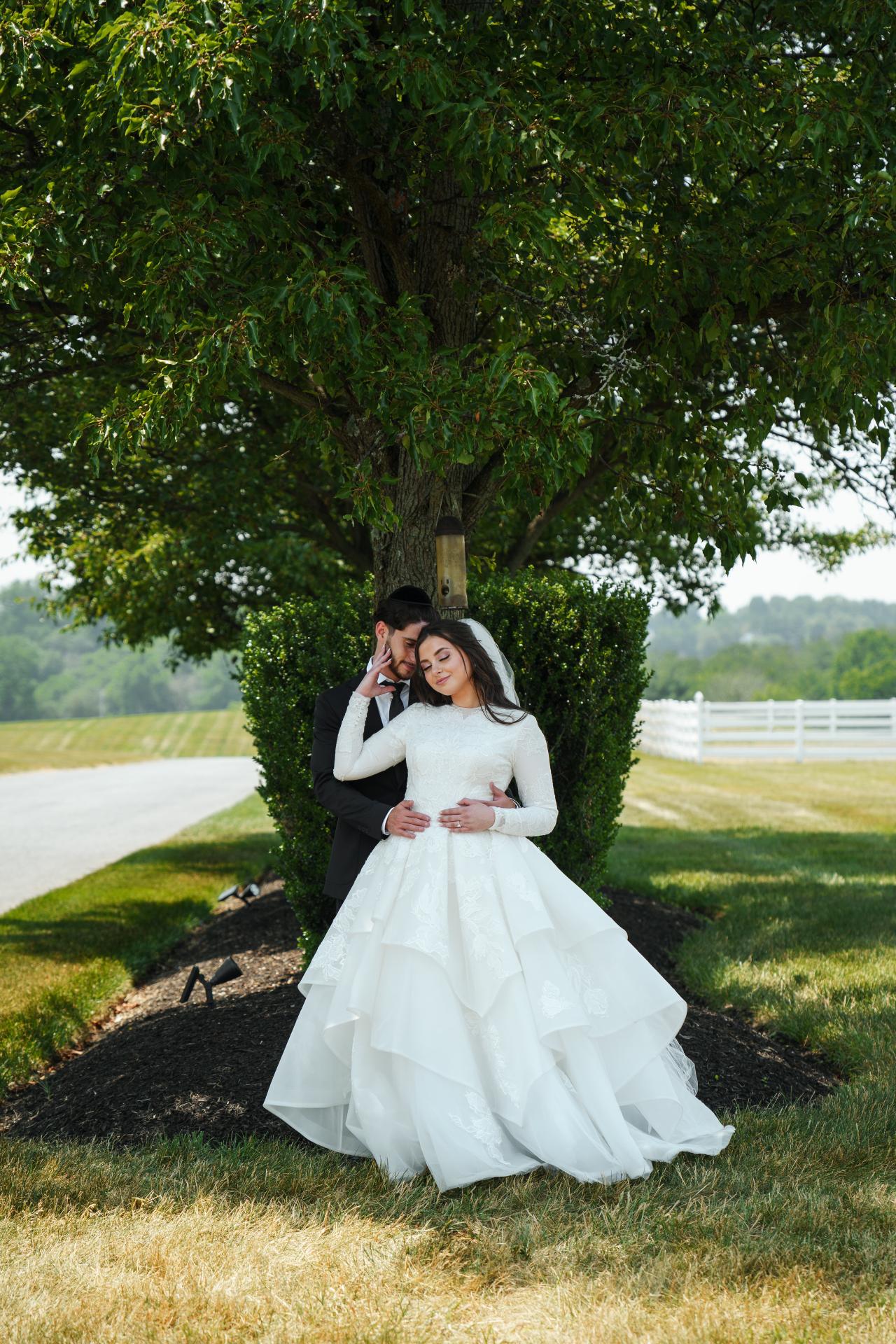 Wide wedding portrait beneath a shade tree. Jewish wedding in Baltimore.