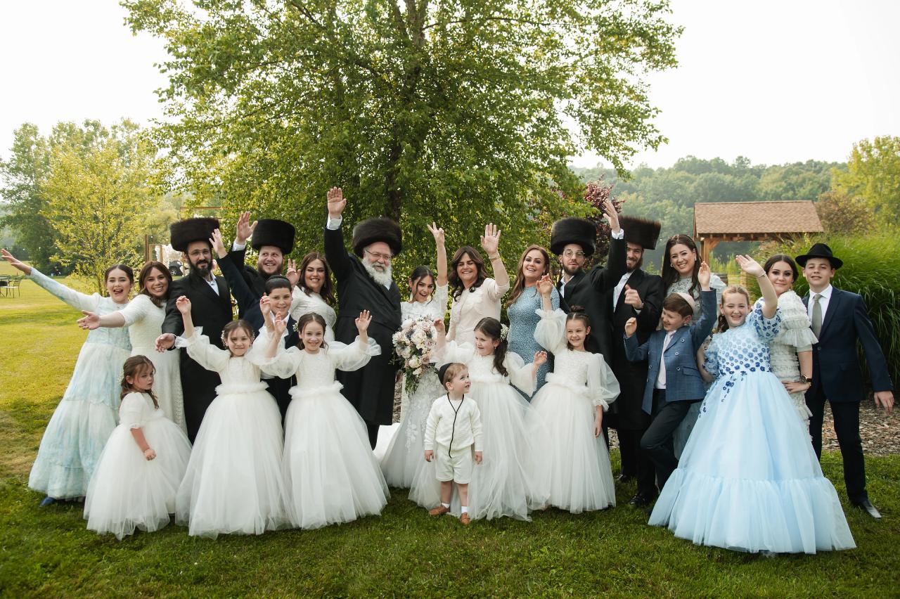 Extended wedding family gathered on the lawn. Wedding at Indian Ridge.
